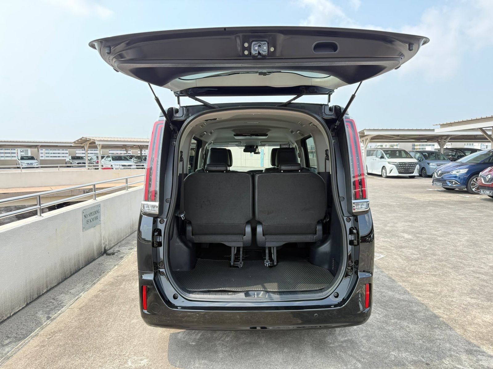 Toyota Noah Hybrid 1.8 X photo 10